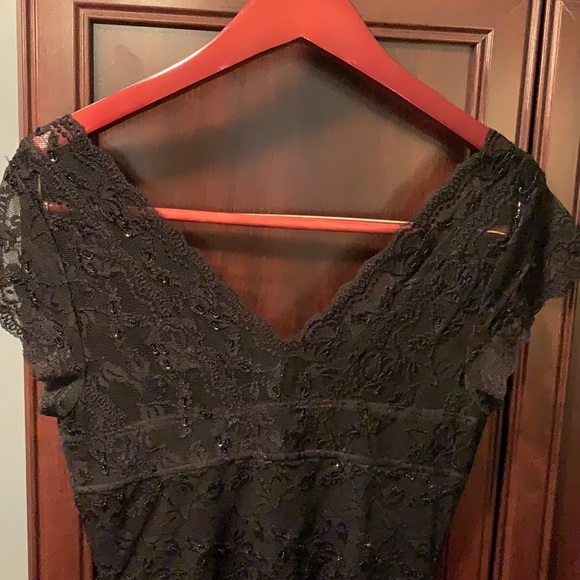 V-neck layered beaded lace black dress. - Picture 4 of 9